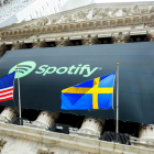 El logo de Spotify cuelga de la fachada de la Bolsa de Nueva York entre la bandera de Estados Unidos y la Sueca, país en el que la plataforma número uno de música en internet fue fundada y tiene su sede.