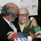 Posando ante la portada que le dedicó el Diario por su centenario