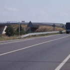La pasarela de la N-120 que sobrevuela las vías del tren.