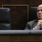 El ministro de Economía y Competitividad, Luis de Guindos, en su escaño del Congreso.