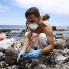 El vertido de fuel del Oleg Naydenov se extiende por la costa suroeste de Gran Canaria.