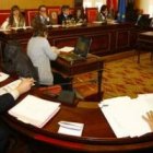 Canuria, a la izquierda, escucha la intervención de Cardo sobre el IBI, durante el Pleno municipal.