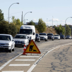 Turismos, furgonetas y camiones se vieron retenidos por las obras en la N-120, en Valverde. MARCIANO PÉREZ