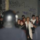 Los actores Alicia Hermida  y Jaime Losada portan pancartas durante la manifestacióne