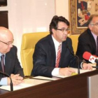 El alcalde, en el centro, con los dirigentes de Aemta, ayer durante la firma del convenio.