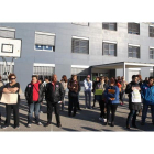 Algunos de los padres que participaron en la protesta ayer por la mañana en el colegio Ponferrada XII.