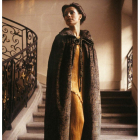 La soprano Colette Alliot-Lugaz, con vestido Delphos y una capa de Fortuny