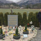 Narcís Motgé, este jueves, junto al monolito en memoria de las víctimas del Germanwings levantado en la localidad francesa de Le Vernet.
