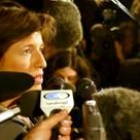 Melissa Fleming, de la Agencia de Energía Atómica, habla con la prensa a su llegada a Bagdad