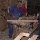 Tino, Higinio y el joven Martín trabajando en el taller de la carpintería