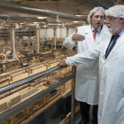 Arias Cañete, durante la visita al complejo fabril.