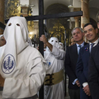 José Luis Sanz, Juanma Moreno y Alberto Núñez Feijóo ayer, a la salida procesional de la Hermandad de La Candelaria de Sevilla. RAÚL CARO