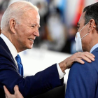 Biden saluda a Pedro Sánchez ayer, en la reunión de líderes del G-20 que se celebra en Roma. RICCARDO ANTIMIANI