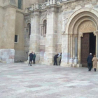Al fondo y de espaldas, los agentes identifican a los dos transeútentes de la gresca. DL