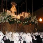 La Virgen de la Amargura en su lento caminar por las calles durante la procesión de anoche