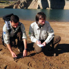 Trabajadores de la Fundación Oso Pardo recogen y analizan huellas de oso pardo en el pantano de Luna.
