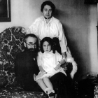 Josefina Blanco y Ramón del Valle-Inclán con una de sus hijas.