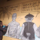 Lolo, pintando el mural dedicado a los Arteaga en Fresno de la Vega hace pocas semanas. DL