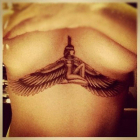 La diosa Isis, "siempre en mí y en mi corazón", el nuevo tatuaje de Rihanna.