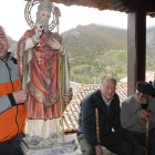 El mozo encargado de subir y bajar al santo de su ermita en lo alto de la montaña posa junto a la imagen.