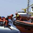 Un barco de la oenegé Activa Open Arms rescata a inmigrantes frente a la costa de Libia, este domingo 27 de agosto