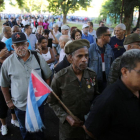 Decenas de cubanos hacen cola para despedir a Fidel Castro.