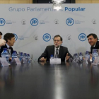 El líder del PP, Mariano Rajoy, en una reunión con la dirección del grupo parlamentario conservador en el Congreso.
