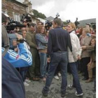 Zapatero posa ante la prensa y los vecinos cogido de la mano de su mujer Sonsoles Espinosa