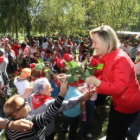 Amparo Valcarce y Francisco Fernández entregan rosas a los simpatizantes y militantes.