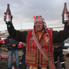 Un indígena participa en un rito en el sector de la apacheta, en El Alto (Bolivia). MARTÍN ALIPAZ