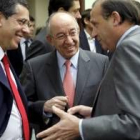 El gobernador del Banco de España, Miguel Ángel Fernández Ordóñez charla con diputados del PP
