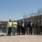 Las delegaciones española y portuguesa, durante la visita a las obras de la infraestructura.