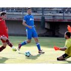 Guarrotxena dispuso de varias ocasiones de gol frente al Covadonga, en el debut de la Cultural del pasado jueves, pero no pudo materializar ninguna. MARCIANO PÉREZ