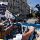 Efectivos de la Policía Nacional contienen la protesta de un grupo de pensionistas en las inmediaciones del Congreso de los Diputados