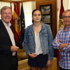 Ángela Salvadores con el alcalde Antonio Silván. DL
