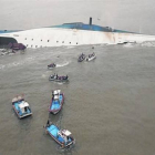 Varias embarcaciones acuden al rescate del 'Sewol', que zozobró con 459 personas a bordo, el miércoles.