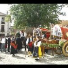 El desfile de carros engalanados y pendones y la tradicional degustación de la morcilla y el chorizo de San Froilán reúnen a miles de personas en la capital de la provincia.