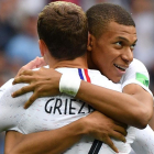 Mbappé y Griezmann se abrazan tras un gol
