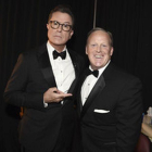 Stephen Colbert (izquierda), presentador de la gala de los Emmy, bromea junto a Sean Spicer.