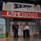 Un instante en la presentación de «Velasco y el Emperador» con un decorado que lo imitaba.