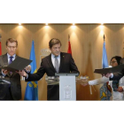 Núñez Feijóo, Fernández y Herrera, ayer, en la firma del convenio del Primer encuentro de Galicia, Asturias y Castilla y León. J.L.CEREIJIDO