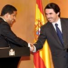 El presidente de El Salvador Francisco Flores felicita a Aznar por su cincuenta cumpleaños