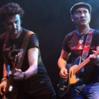 Fito Cabrales, junto a Candy, uno de los músicos de su banda.