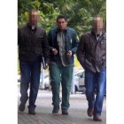 El celador imputado, el pasado 26 de octubre, camino de  los juzgados de Ponferrada.