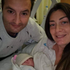 Adriana Novo, en brazos de su madre, Vanesa Fernández, y su padre, Jesús Novo. DL