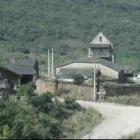 Vista de Paradela de Muces, con su iglesia y sus calles de tierra