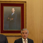 Agustín Rajoy, Emilio Gutiérrez y José María López Benito, ayer durante el Pleno en el que se estrenó el retrato del nuevo rey.