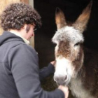 Ricardo Pérez Palacios, en la granja de Cando, con uno de los animales con los que vive y convive.