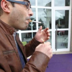 Un hombre fuma a la salida de un bar de Ponferrada, el día que entró en vigor la nueva ley.