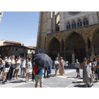 Turistas en la plaza de la Catedral de León. J. NOTARIO